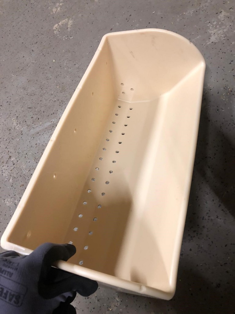 Belüftung hilft bei einem Elevatorbecher beim Füllen und Entleeren von leichten, fluffigen Materialien. Diese, und auch sehr dichte oder schlecht fließende Schüttgüter, können in Becherwerken mit hohen Geschwindigkeiten schwierig zu handeln sein.